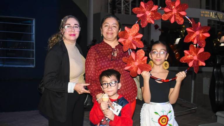 Disfrutan chicos y grandes del Encendido del Árbol de la Navidad