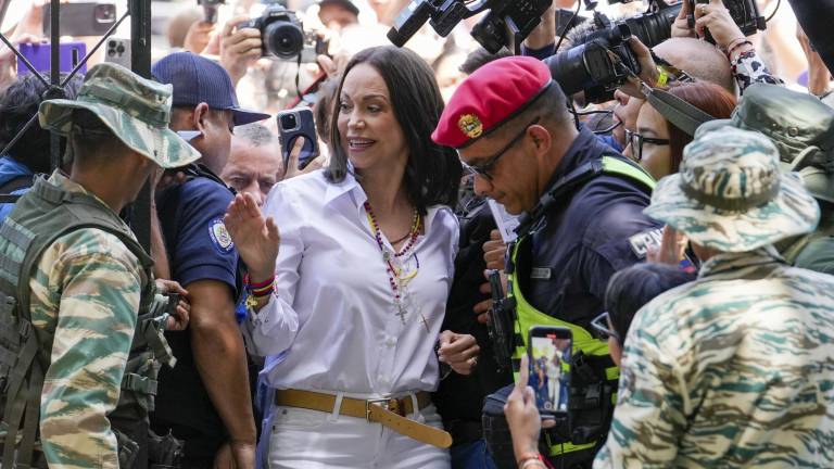 Corina Machado presidente de Venezuela con militares.