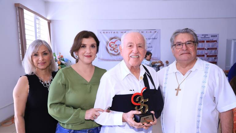 Claudia, Gaby y Evelio Badillo junto al Padre Rafael Martínez.