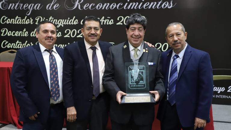 Celebran contadores mazatlecos su octavo aniversario