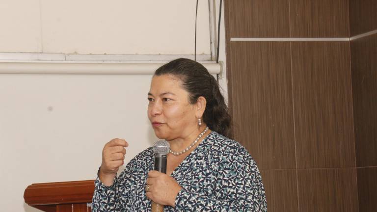 Verónica de León imparte conferencia con motivo de los festejos del Día Nacional del Trabajo Social, en el Hospital General de Culiacán.