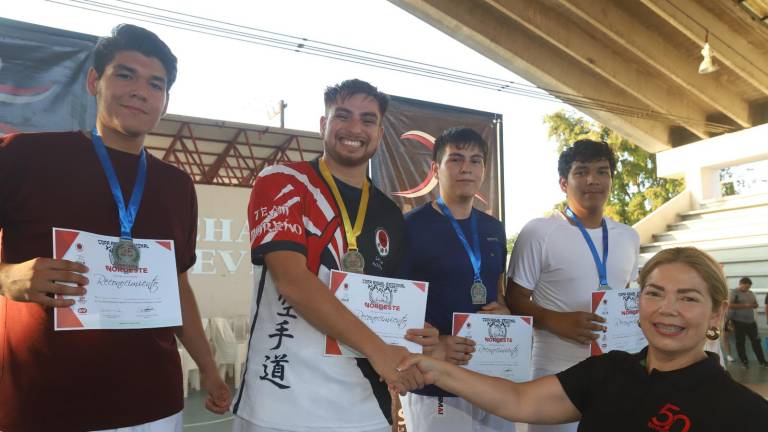 Jesús Francisco Moreno Bautista es premiado por Elizabeth Peraza Mendoza.