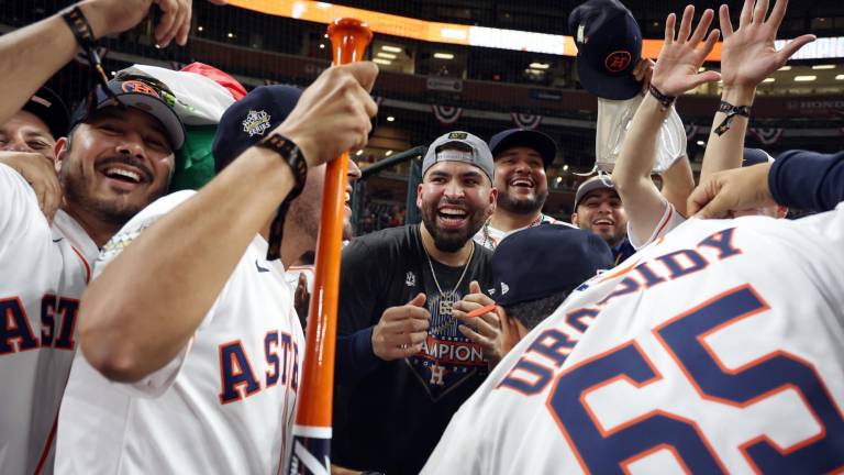 José Urquidy celebra la obtención de la Serie Mundial.