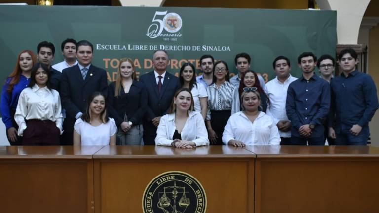 Integrantes de la nueva sociedad de alumnos junto a directivos de la institución.