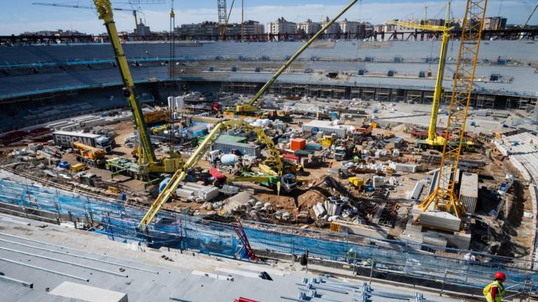 A palazos se agarran trabajadores que laboran en la renovación del Camp Nou