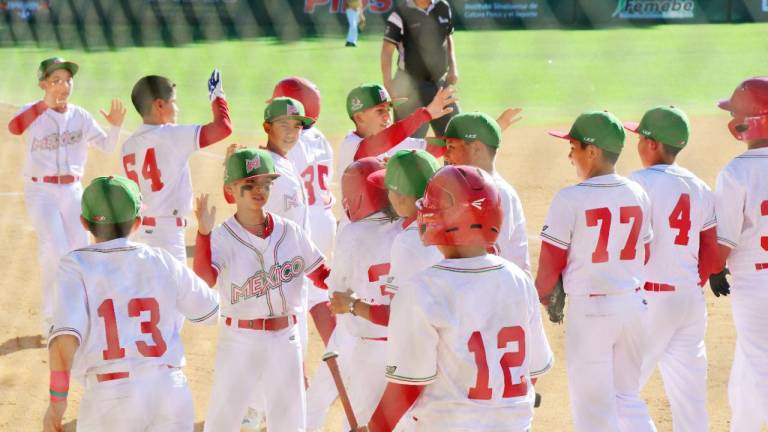 México apalea en su primer juego.