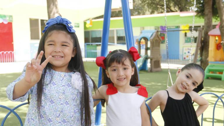 Ríen, juegan y bailan niños del Senda en su día