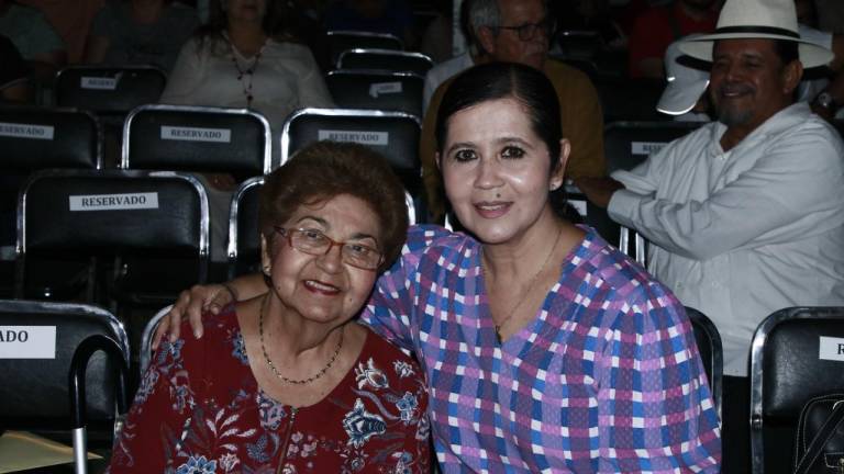 Cantan y bailan culiacanenses junto a Eugenia León y la OSSLA