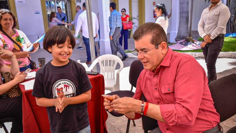 El Presidente Édgar González conoció al niño Oliver, quien prepara y vende gomitas enchiladas.