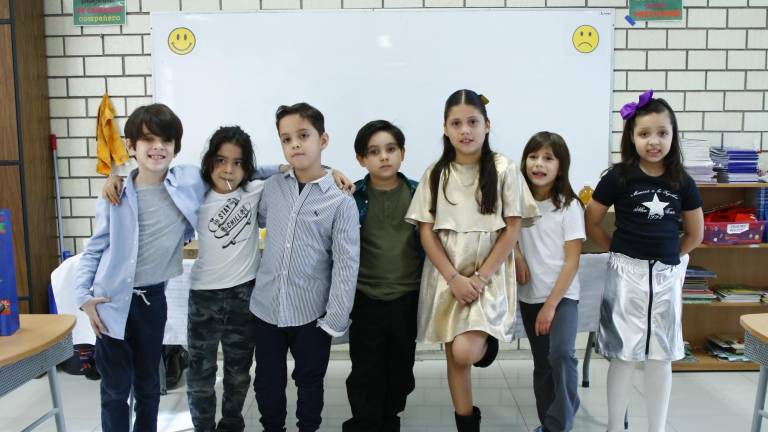 Bailan, cantan y comparten regalos alumnos de La Activa en su tradicional posada