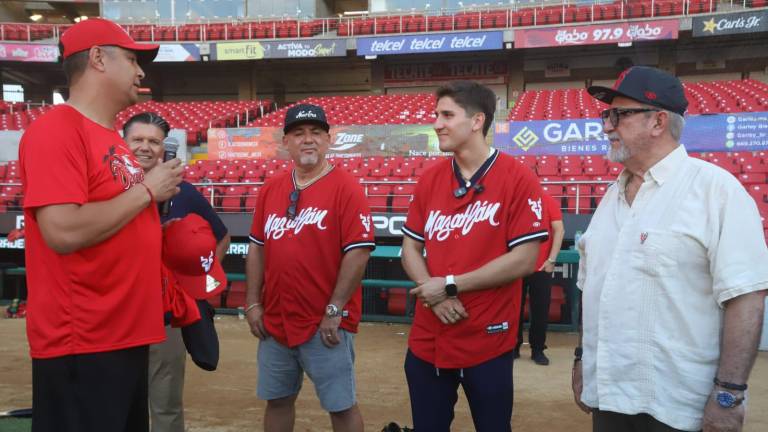 El mánager de Venados de Mazatlán, ofrece algunas palabras al boxeador y medallista de plata en París 2024, Marco Alonso Verde Álvarez.