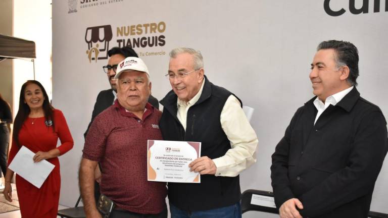 El Gobernador del Estado, Rubén Rocha Moya, en la clausura de la primera etapa del programa “Nuestro Tianguis”.