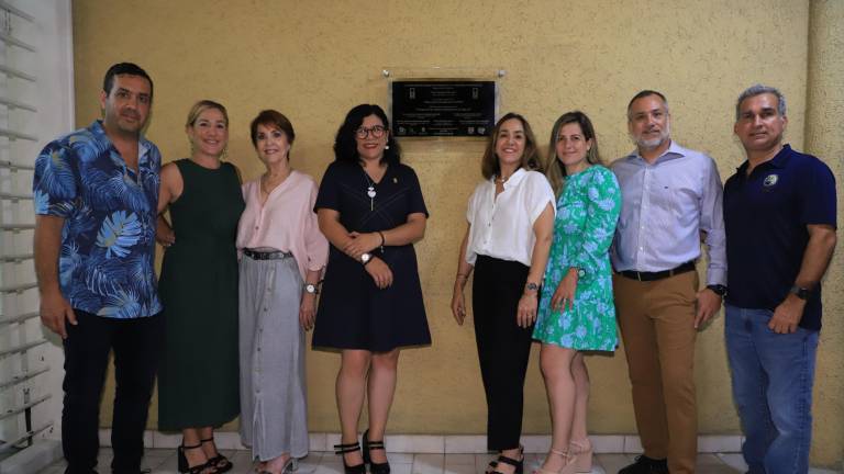 Victoria Paulina Rodríguez, presidenta de la FCARM, entre Iván Cruz Rosete, María Elena Rodríguez de Rosete, María Elena Rosete de González, Viviana González, Wendy Ramos de González, Enrique González y Miguel Ramírez, familiares de Enrique González Güereña.