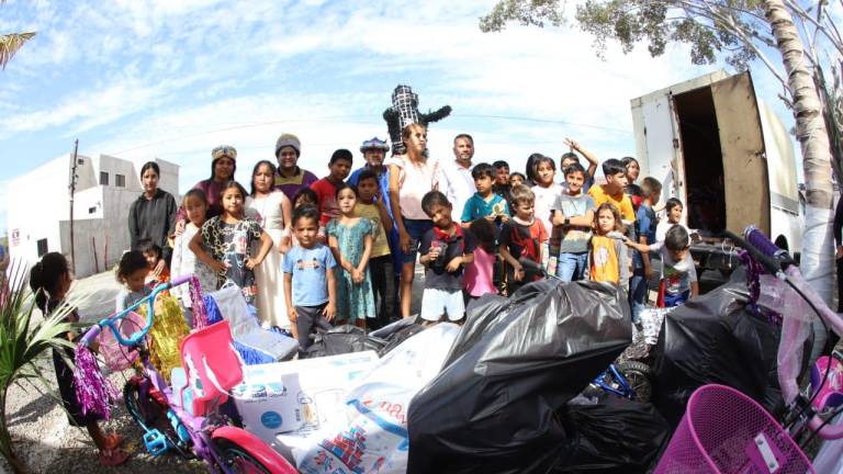 Cientos de niñas y niños de Presas del Valle e invasión Jaripillo reciben a los Reyes Magos.