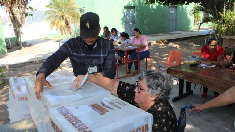 Luz Bertilia Ruiz Ortega acude a votar a pesar de estar convaleciente de una cirugía.