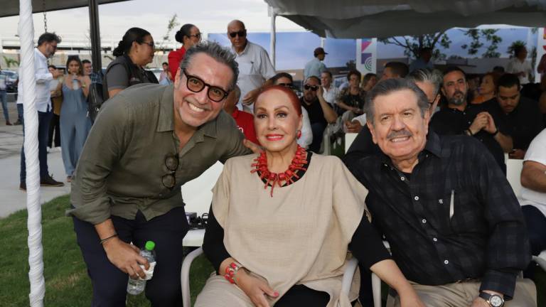 Luis Osuna Vidaurri junto a su papás, Ignacio Osuna Moreno y Olivia Vidaurri de Osuna.