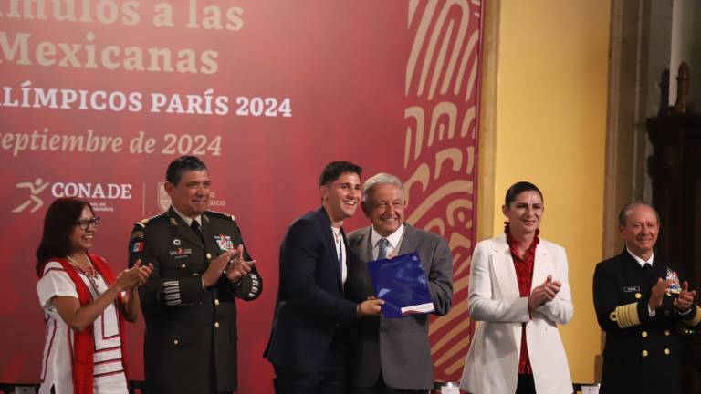 Marco Alonso Verde Álvarez, al momento de recibir su estímulo por parte de Andrés Manuel López Obrador.