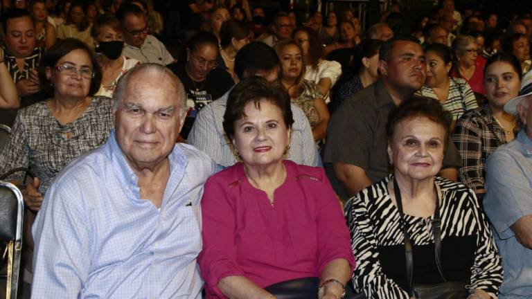 Cantan y bailan culiacanenses junto a Eugenia León y la OSSLA