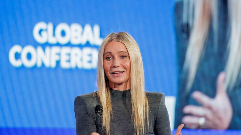 Gwyneth Paltrow se integra a los tiburones en Shark Tank.