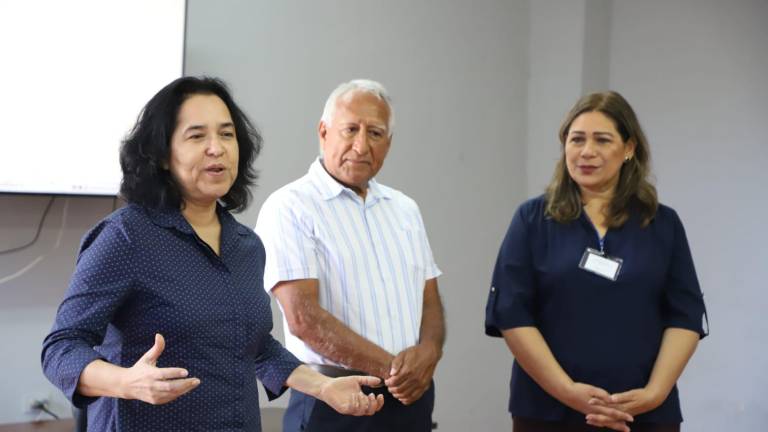 Ernestina Yépiz, directora de literatura del Isic, Miguel Ángel Ramírez Jardines, director de Museo de Arte de Mazatlán, y la escritora Silvia Michel, organizadora de este encuentro literario.