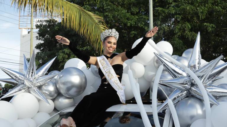 Carolina Ruelas, Reina del Carnaval 2024, encabezó la caravana carnestolenda.