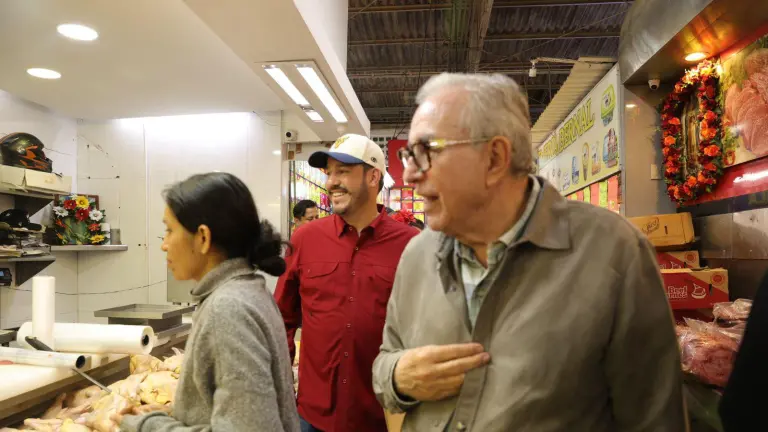 Rubén Rocha Moya visita el mercado Hidalgo en Mazatlán.