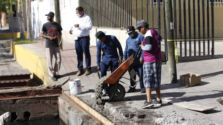 El Director de Obras Públicas Municipales dijo que las maniobras que están haciendo en el colector, consisten en reforzar las vigas con nuevo material para asentar las parrillas, y así proporcionar firmeza en la estructura al momento del paso de automóviles y camiones.