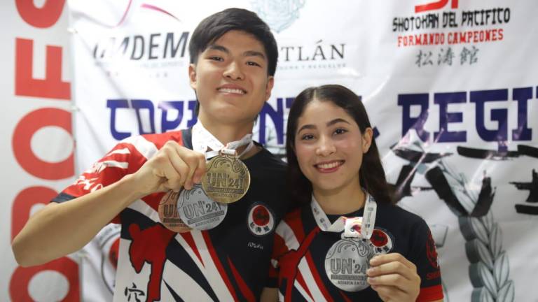 Hiroto Javier Yoshii Mizukami e Idalia Karime Nieto Flores muestran sus medallas de Universiada Nacional.