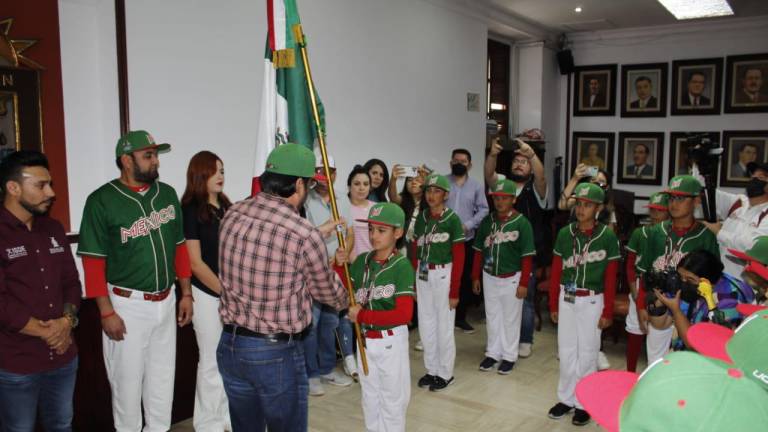 El representativo mexicano recibe el lábaro patrio.