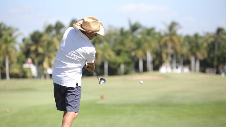 Golfistas toman la salida de Torneo Anual de Golf El Cid