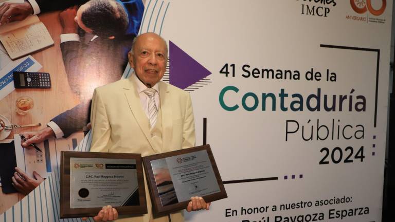 Distinguen contadores a Raúl Raygoza Esparza