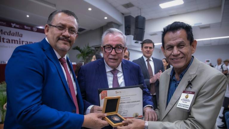 Reconocen a maestros por 40 años de servicio