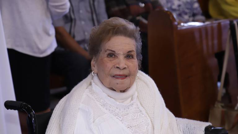 Lolita Woo Angulo feliz en su cumpleaños número 100.