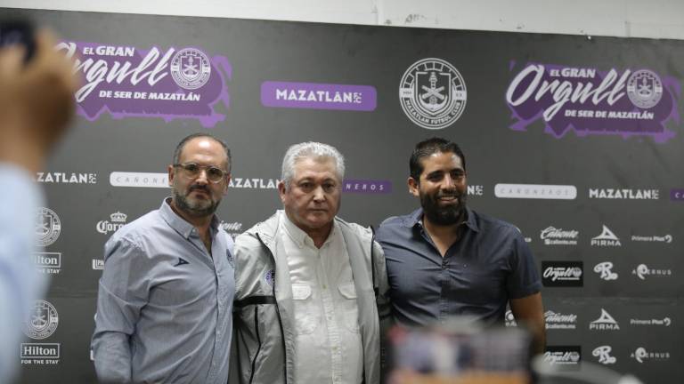 Víctor Manuel Vucetich, junto a Mauricio Lanz González, director general de Mazatlán FC, y Carlos Vela Velázquez, director deportivo