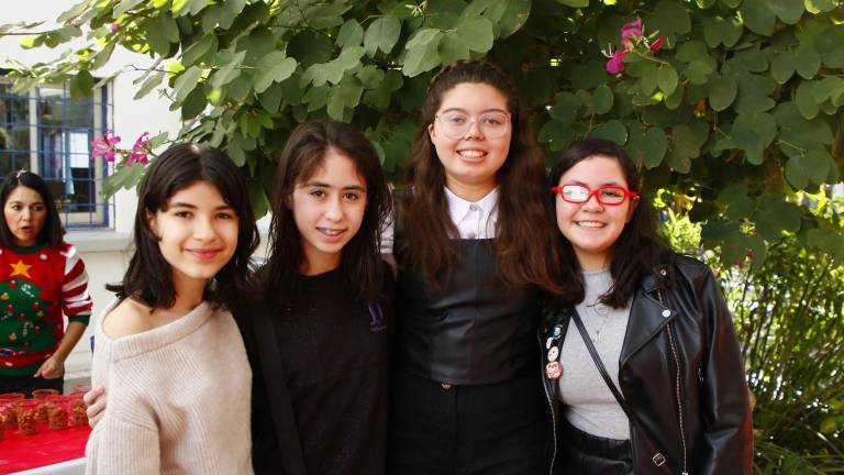 Bailan, cantan y comparten regalos alumnos de La Activa en su tradicional posada