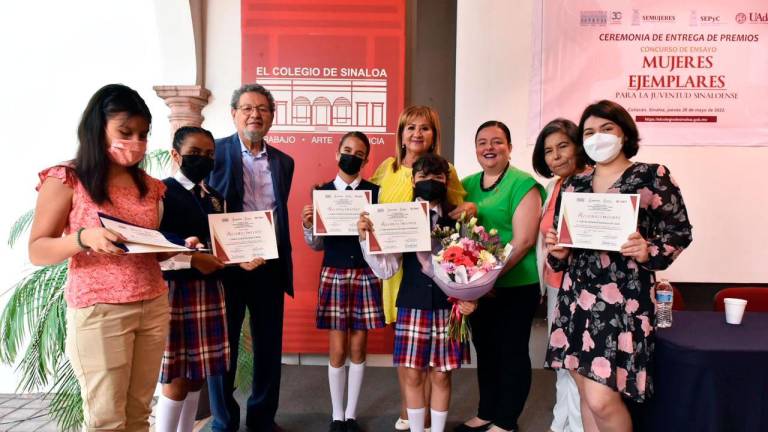 Autoridades convocantes al concurso de ensayo y las jóvenes premiadas.