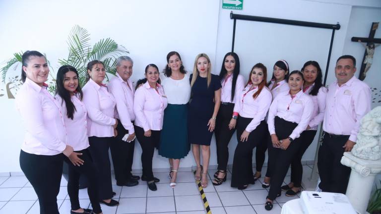 Colaboradores del Centro de Asistencia Social de la Fundación Letty Coppel celebran el quinto aniversario del centro.