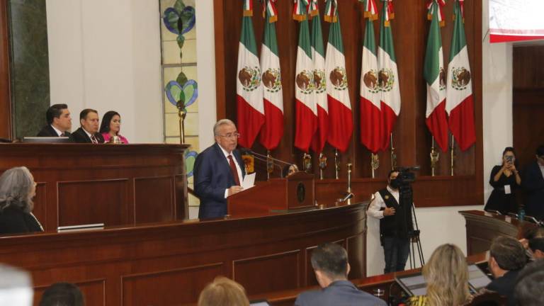 Rubén Rocha Moya en su comparecencia en el Congreso del Estado.