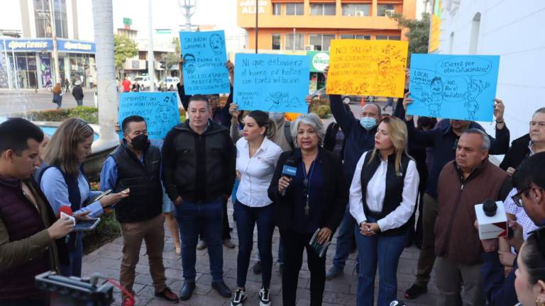 Militantes del PAN se manifiestan en el Palacio Municipal de Culiacán rechazando las gestiones del Alcalde.