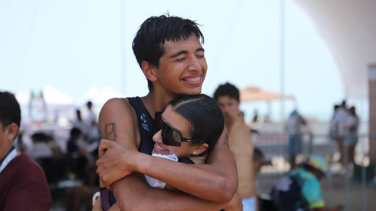 Jael Yamil Ulloa y Victoria Medina se funden en un abrazo por su logro.