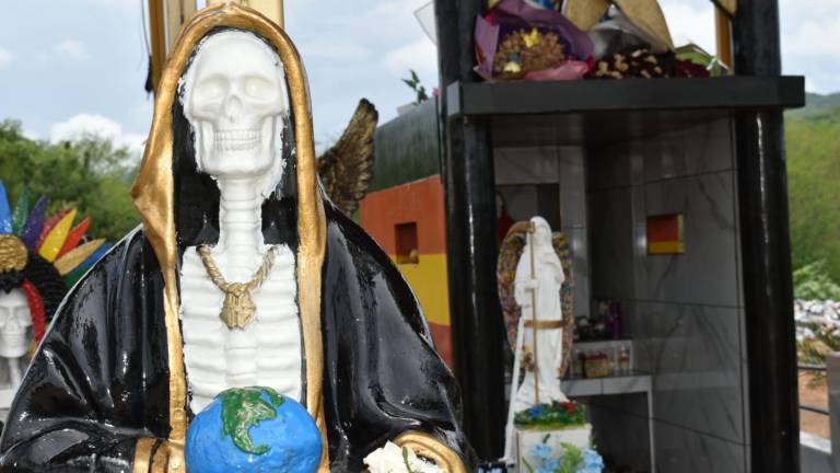 En los alrededores de Culiacán, el culto a la Santa Muerte ha ido en aumento.
