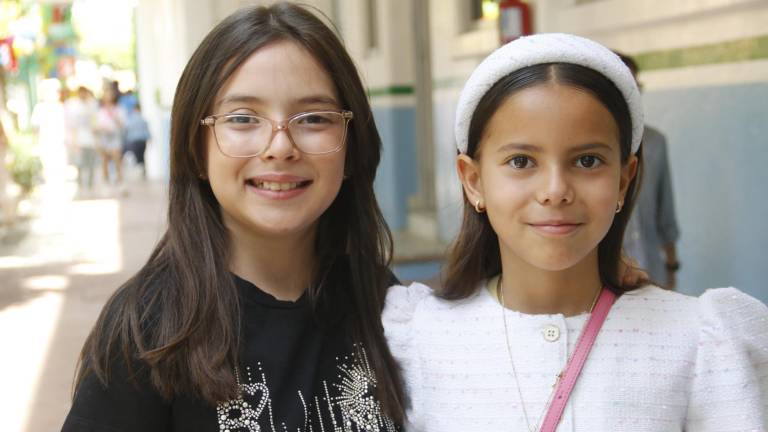 Ríen, juegan y bailan niños del Senda en su día