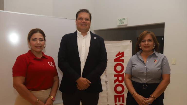 El coach directivo Jorge Lomelí entre Elizabeth Peraza y Liz Benítez.