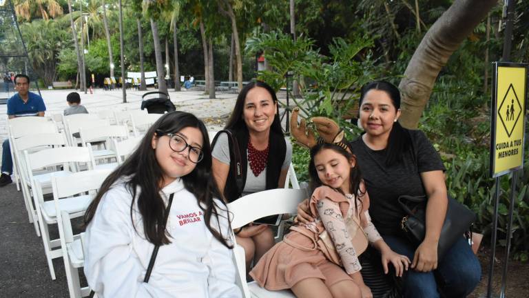 Disfrutan del comienzo de la Navidad en el Jardín Botánico