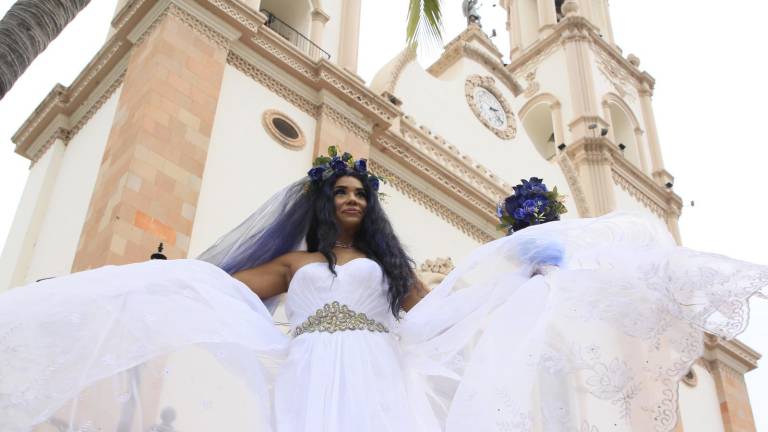 Mujeres de vestido blanco, velo y ramo se dieron cita afuera de Catedral para iniciar el recorrido por el Centro Histórico.