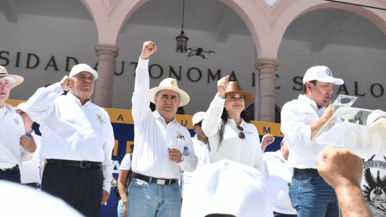 Personal de la UAS marchó en Culiacán por el Día del Trabajo.