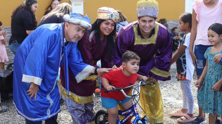 Mateo recibe dulces para su piñata y una bicicleta nueva.