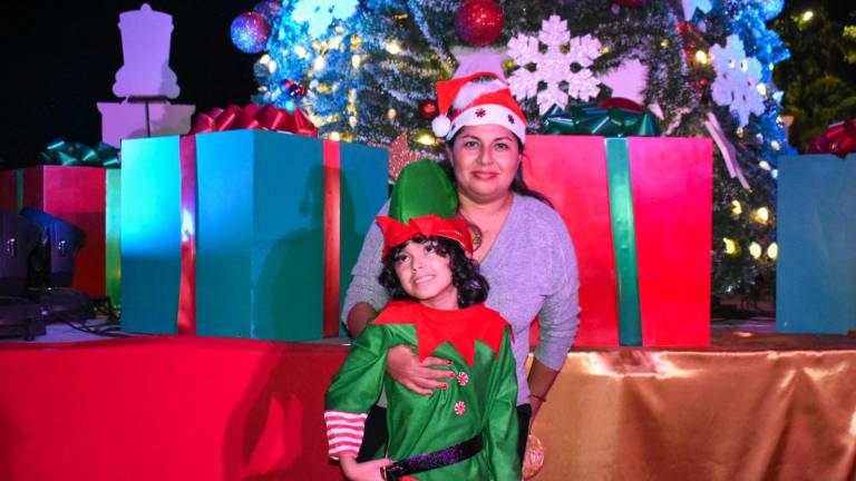 Disfrutan chicos y grandes del Encendido del Árbol de la Navidad