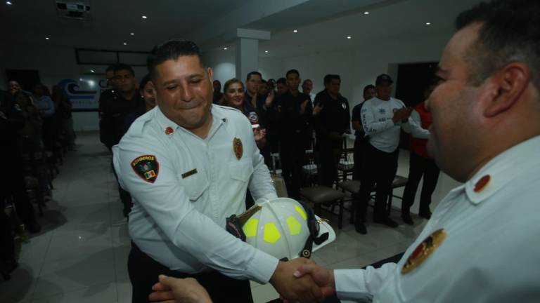 Saúl Robles recibe el mando de Bomberos Voluntarios de Mazatlán de manos de Édgar Peinado Beltrán.