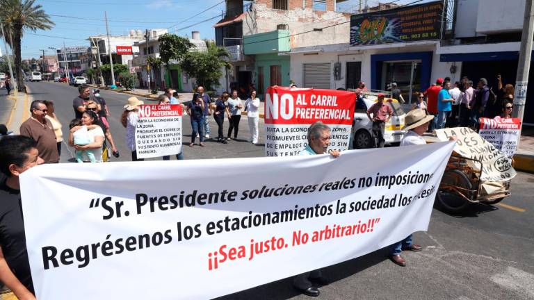 Protestan comerciantes contra carril preferencial en Mazatlán; bloquean avenidas